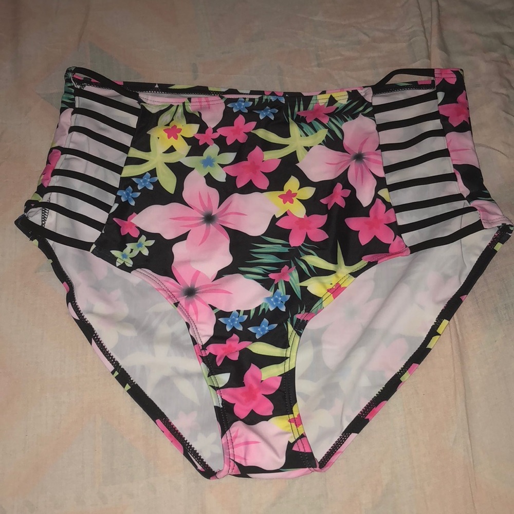 NEW NEVER WORN ROSEGAL FLOWER BIKINI BOTTOMS